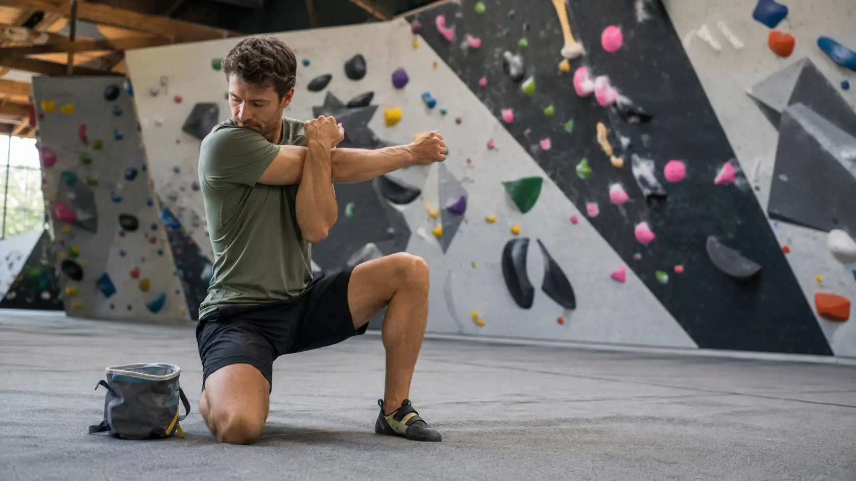Boulderaar warmt vingers en polsen op om boulderen blessures te voorkomen