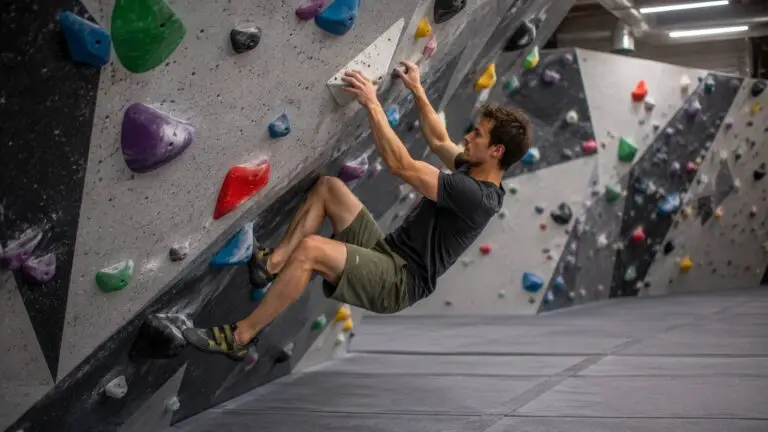 Boulderen training op een overhangende wand voor kracht en lichaamscontrole