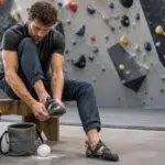 Boulderen uitrusting met klimschoenen, magnesium en functionele kleding