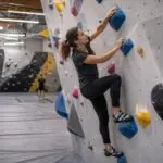 Boulderen voor beginners op een eenvoudige route in een indoor klimhal