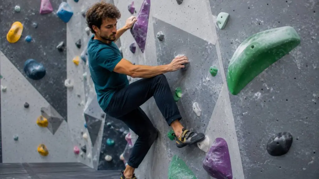 Boulderaar oefent nauwkeurige voetplaatsing om de boulderen techniek te verbeteren